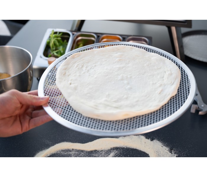 Grille pizza, étaler pate, refroidire, grille