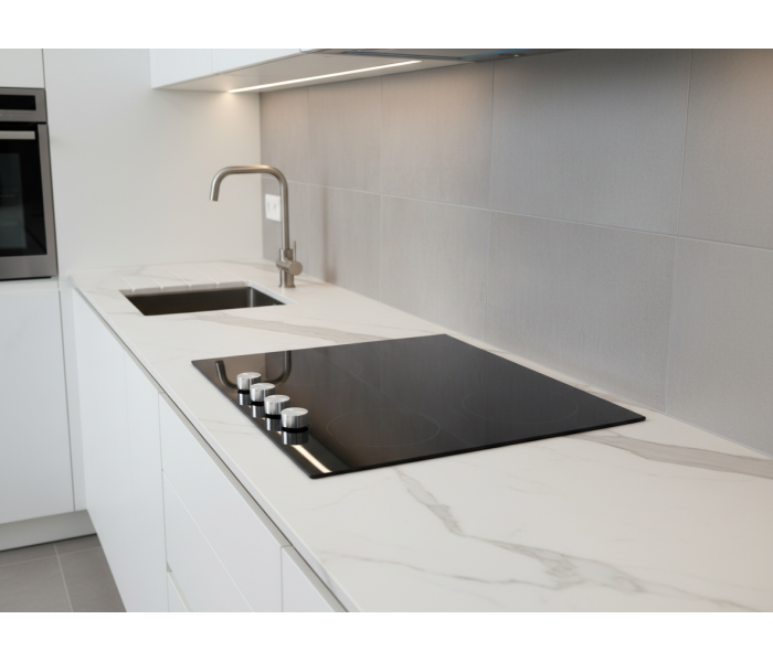 Plaque à Induction 59 cm – 4 Foyers, 6000 W, Commandes par Manettes – Beldeko