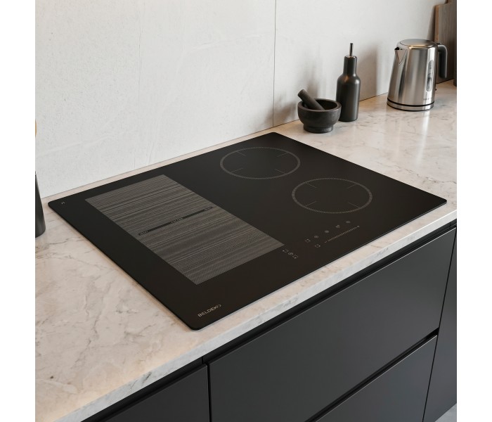 Plaque Induction Encastrable 4 Zones Flex 7200W BELDEKO, Verre Noir Mat Antirayure, 4 Boosters — en situation dans une cuisine