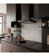 Hotte décorative murale 90 cm BELDEKO, Verre et noir — en situation dans une cuisine